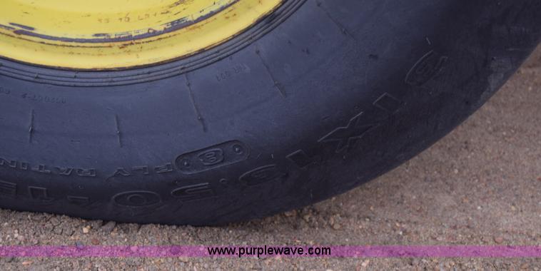 image for item L1105 John Deere 535 round baler