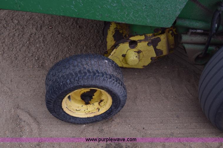 image for item L1105 John Deere 535 round baler