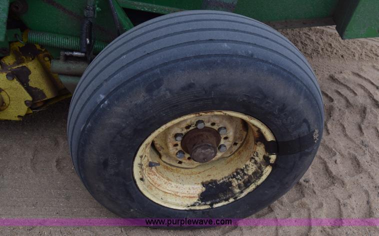 image for item L1105 John Deere 535 round baler