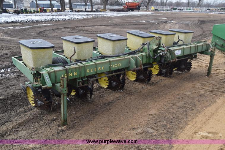 image for item L1111 John Deere 7100 planter