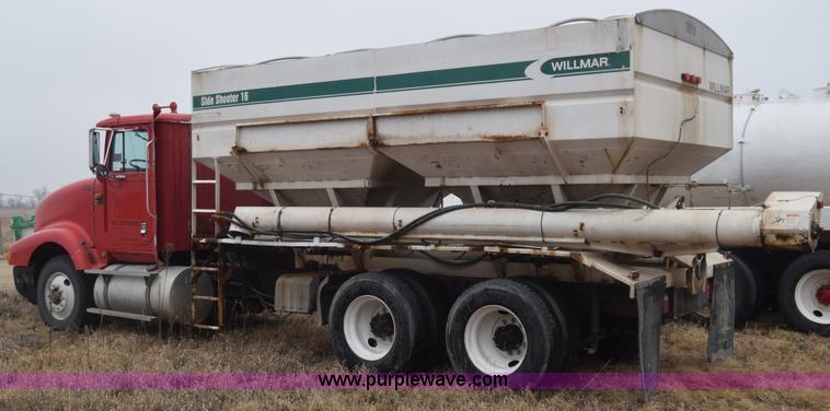 image for item L1208 1993 International 9400 seed tender truck