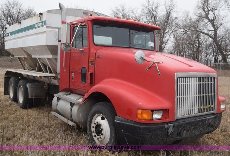 image for item L1208 1993 International 9400 seed tender truck