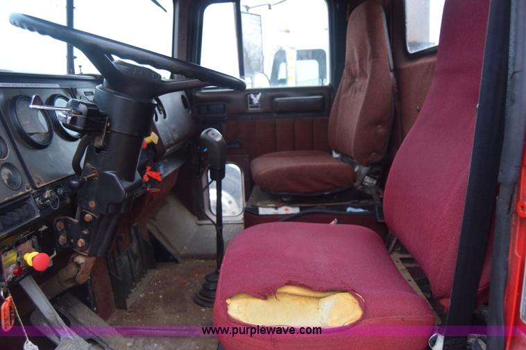 image for item L1208 1993 International 9400 seed tender truck