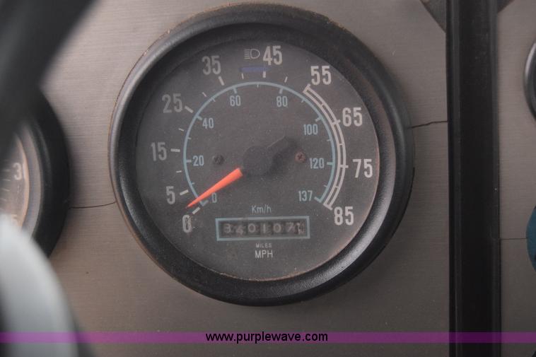 image for item L1208 1993 International 9400 seed tender truck