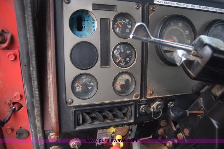 image for item L1208 1993 International 9400 seed tender truck