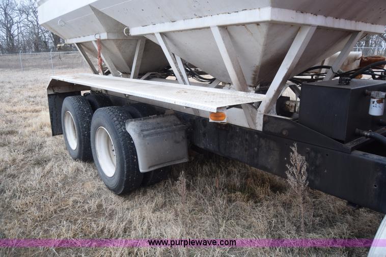image for item L1208 1993 International 9400 seed tender truck