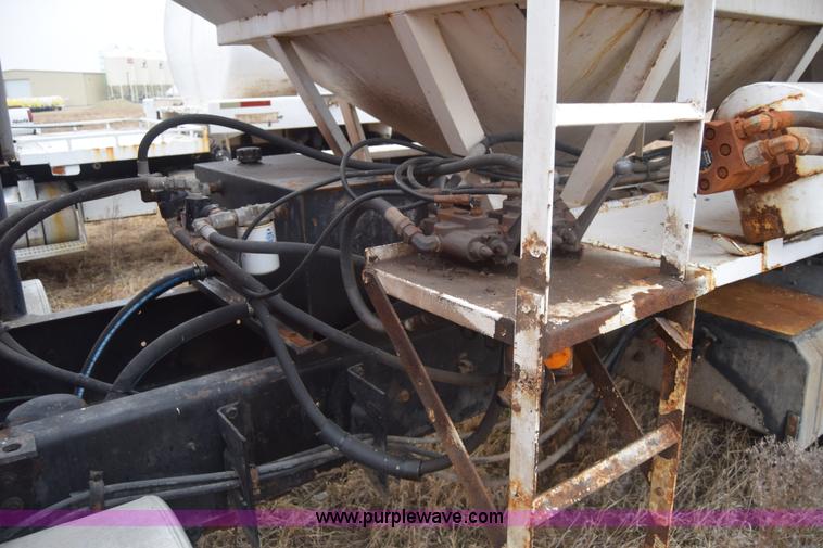 image for item L1208 1993 International 9400 seed tender truck