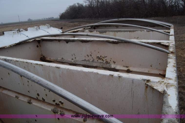 image for item L1208 1993 International 9400 seed tender truck