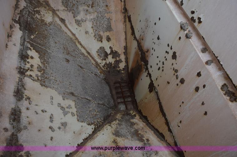 image for item L1208 1993 International 9400 seed tender truck