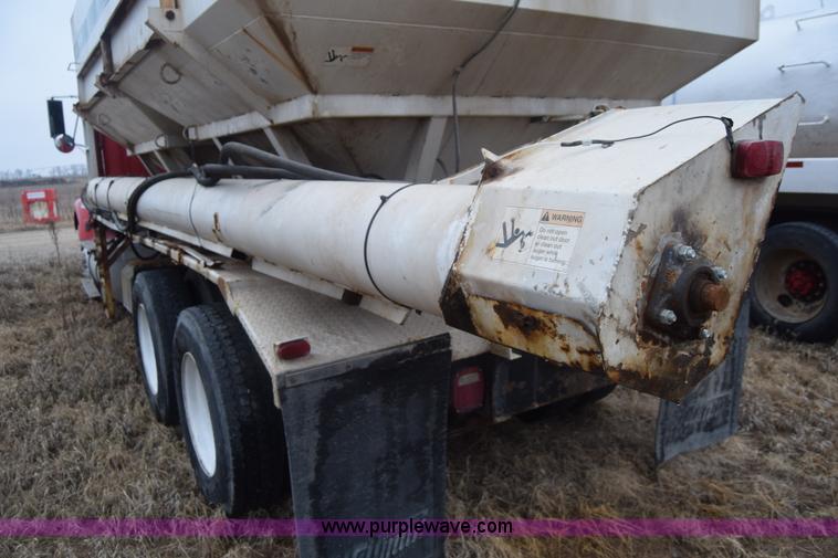 image for item L1208 1993 International 9400 seed tender truck