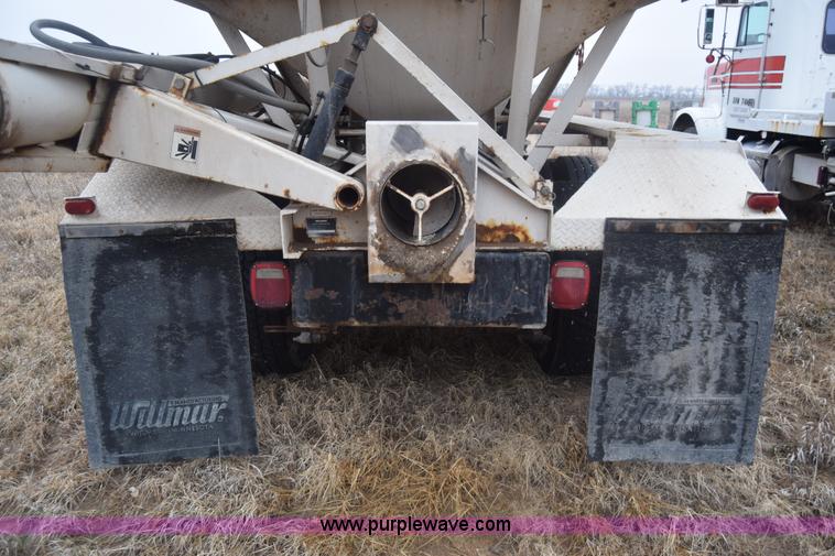 image for item L1208 1993 International 9400 seed tender truck