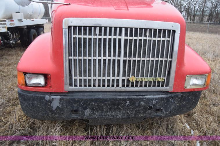 image for item L1208 1993 International 9400 seed tender truck