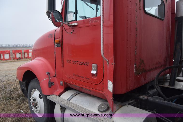 image for item L1208 1993 International 9400 seed tender truck