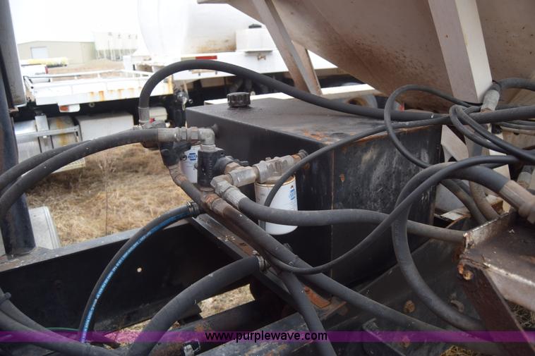 image for item L1208 1993 International 9400 seed tender truck