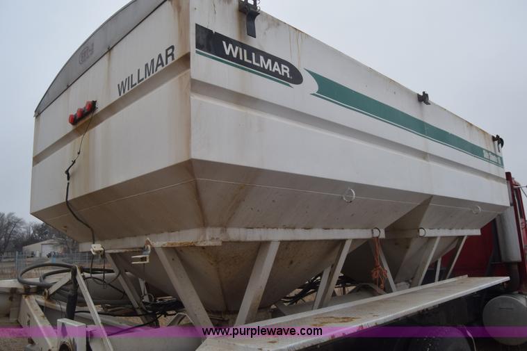 image for item L1208 1993 International 9400 seed tender truck