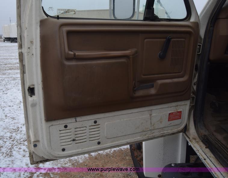 image for item L1231 1988 Ford F700 fuel truck