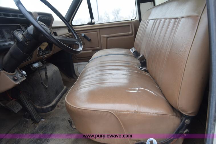 image for item L1231 1988 Ford F700 fuel truck