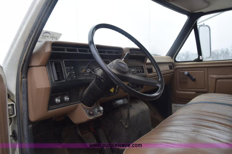 image for item L1231 1988 Ford F700 fuel truck