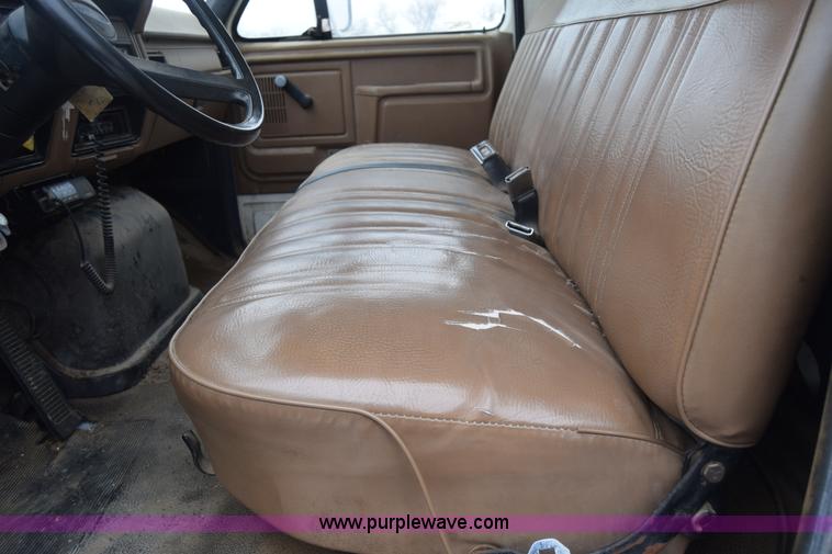 image for item L1231 1988 Ford F700 fuel truck