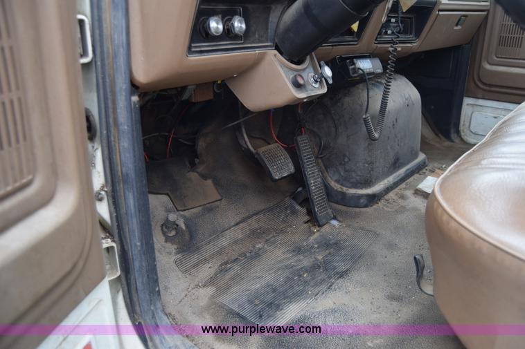 image for item L1231 1988 Ford F700 fuel truck