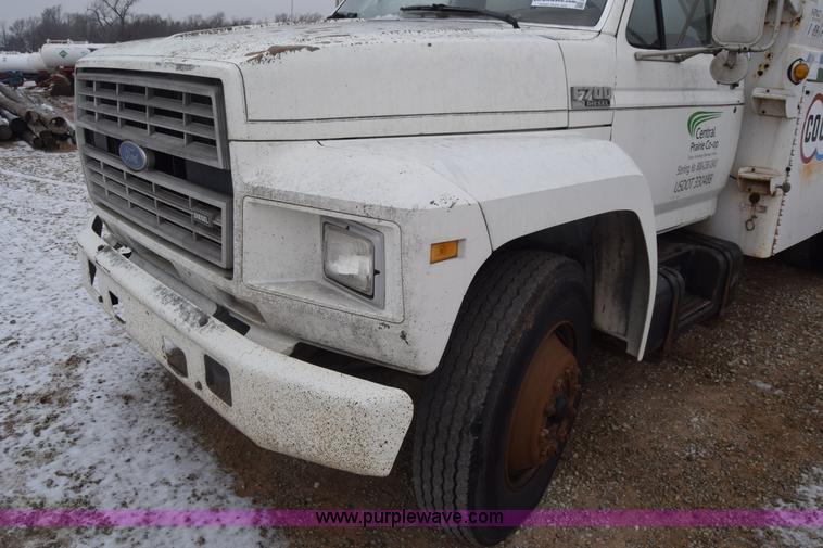 image for item L1231 1988 Ford F700 fuel truck