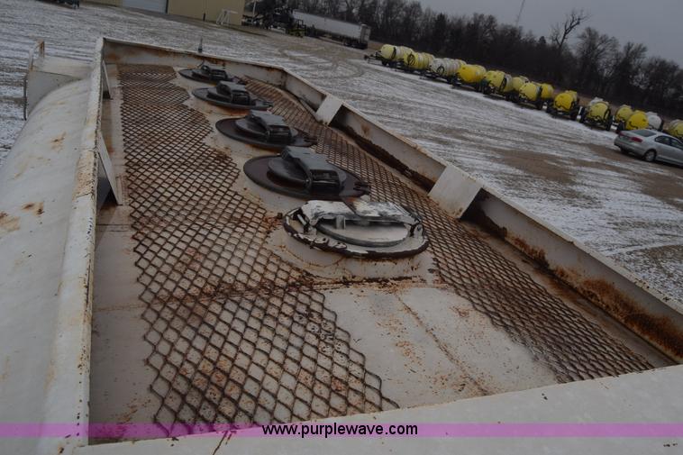 image for item L1231 1988 Ford F700 fuel truck