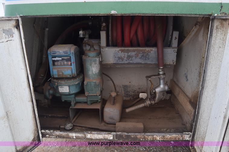 image for item L1231 1988 Ford F700 fuel truck