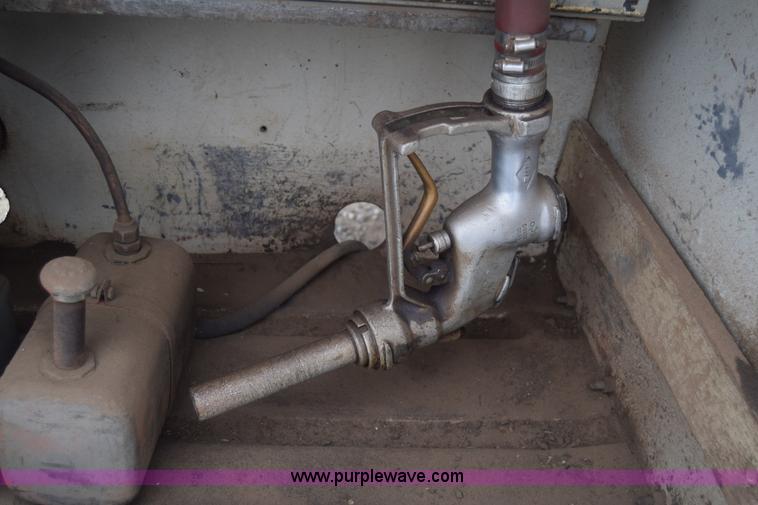 image for item L1231 1988 Ford F700 fuel truck