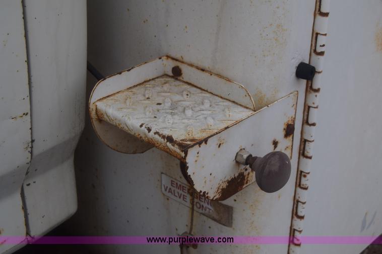 image for item L1231 1988 Ford F700 fuel truck