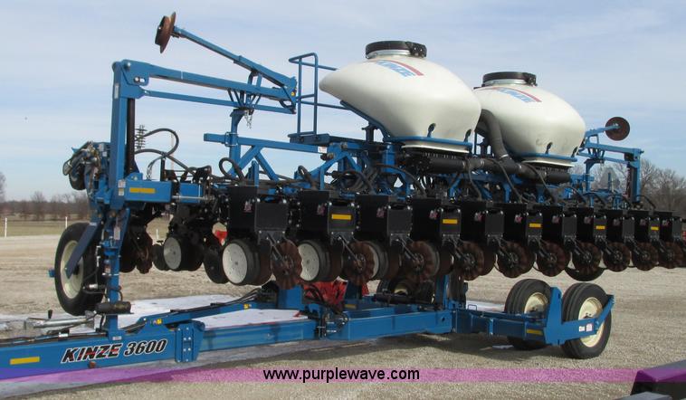 image for item N9345 2013 Kinze 3600 split row planter