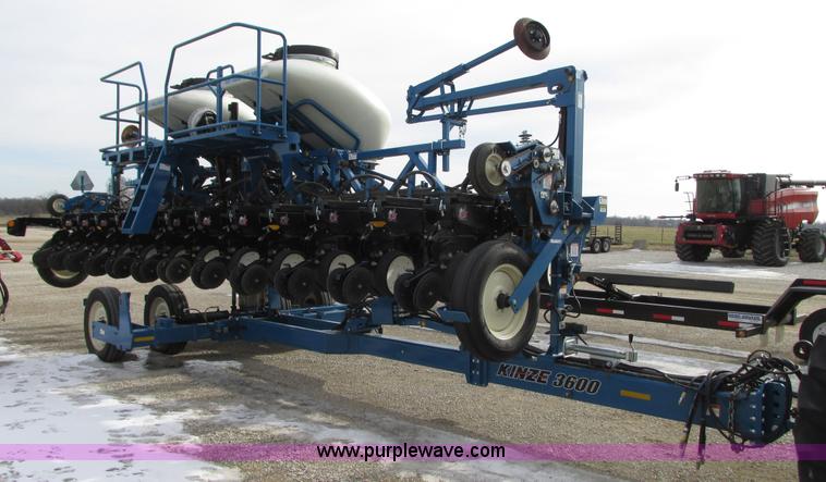image for item N9345 2013 Kinze 3600 split row planter