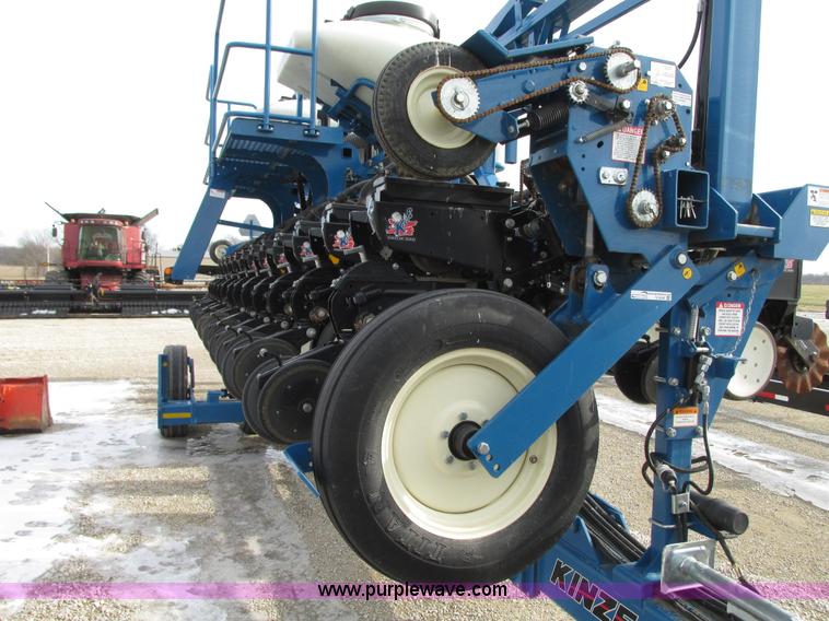 image for item N9345 2013 Kinze 3600 split row planter