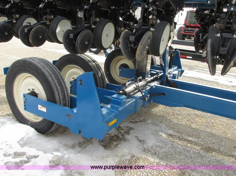image for item N9345 2013 Kinze 3600 split row planter