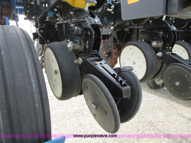 image for item N9345 2013 Kinze 3600 split row planter