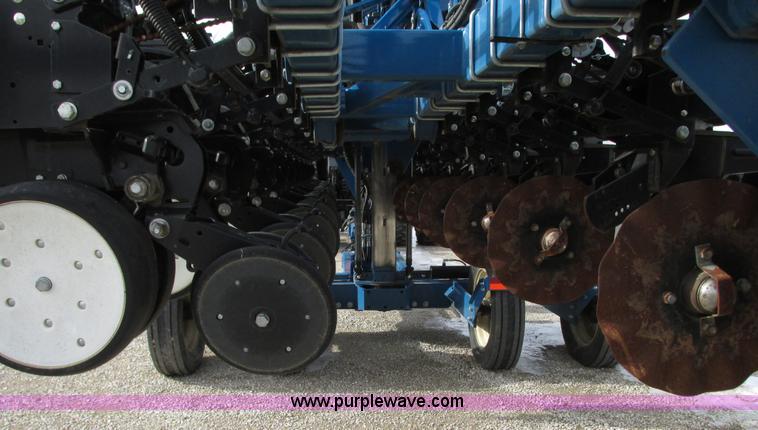 image for item N9345 2013 Kinze 3600 split row planter