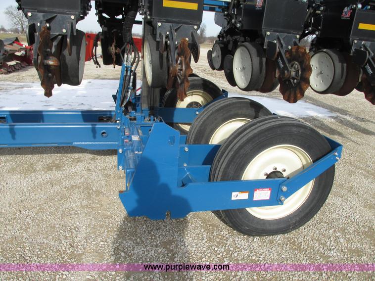 image for item N9345 2013 Kinze 3600 split row planter