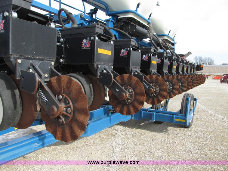 image for item N9345 2013 Kinze 3600 split row planter