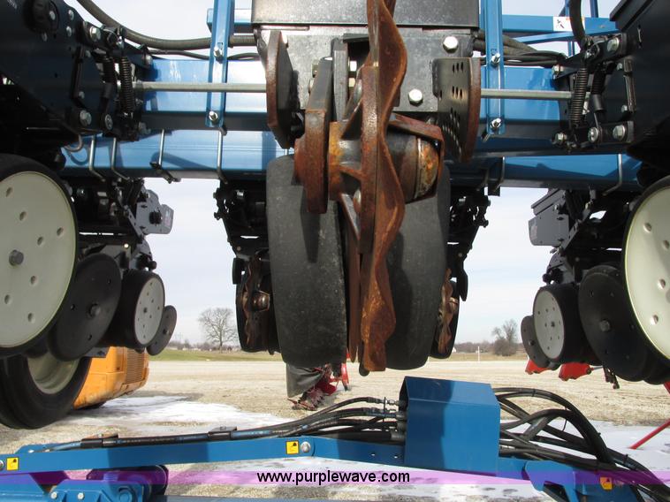 image for item N9345 2013 Kinze 3600 split row planter