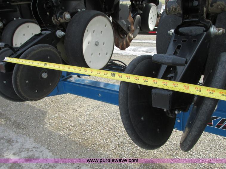 image for item N9345 2013 Kinze 3600 split row planter