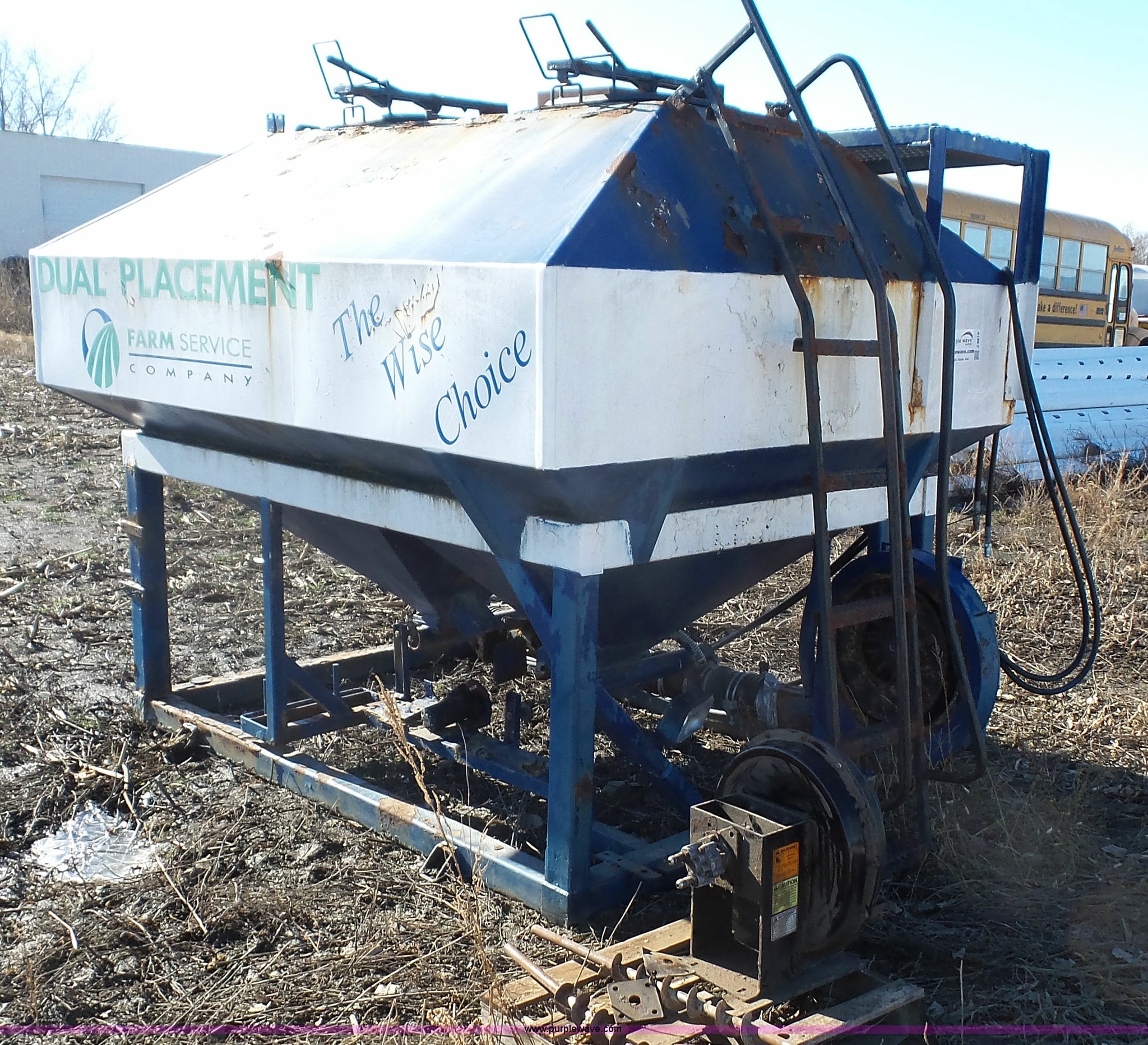 Seed/fertilizer hopper in Wakarusa, KS Item J4614 sold Purple Wave