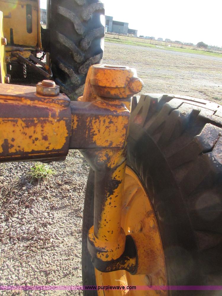 image for item BD9246 Case IH 585 tractor