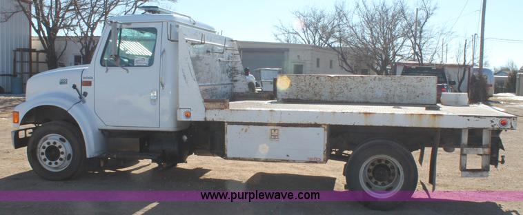image for item J1313 2000 International 4700 flat bed truck