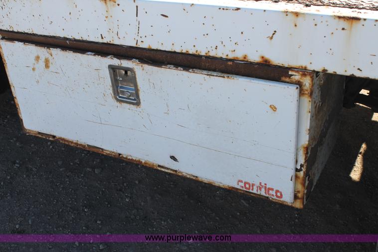 image for item J1313 2000 International 4700 flat bed truck