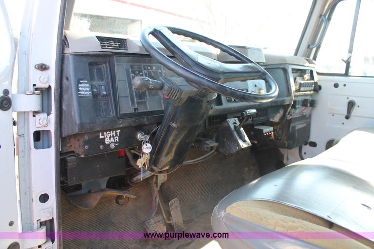 image for item J1313 2000 International 4700 flat bed truck