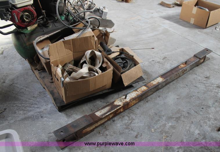 image for item J1330 Assorted tools