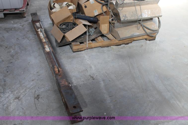 image for item J1330 Assorted tools