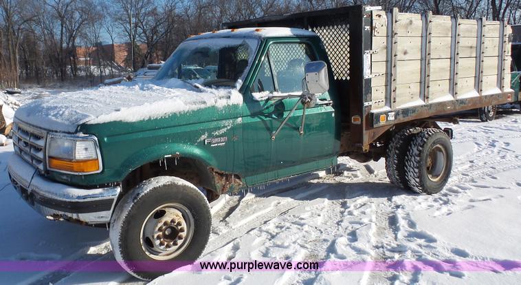 image for item J4526 1996 Ford F450 Super Duty dump flatbed truck