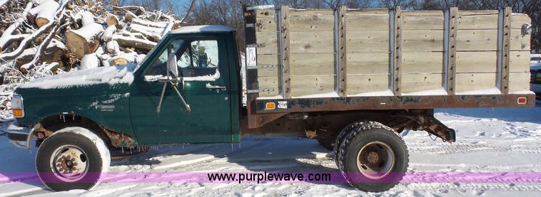 image for item J4526 1996 Ford F450 Super Duty dump flatbed truck