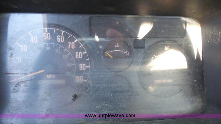 image for item J4555 1999 Isuzu NPR truck cab and chassis