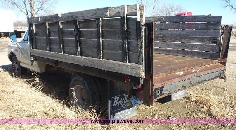 image for item J4556 1988 Ford F350 flatbed pickup truck
